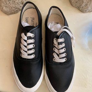 Maison Kitsune Leather Lace Up Sneakers